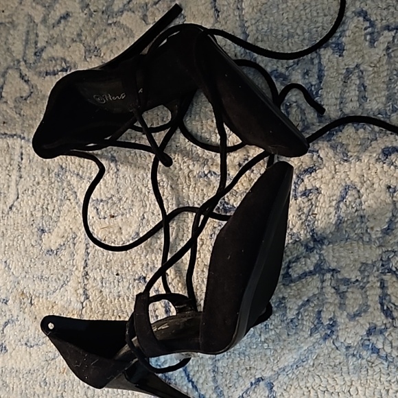 Black suede pointed toe stilettos that tie up the leg - Picture 3 of 4